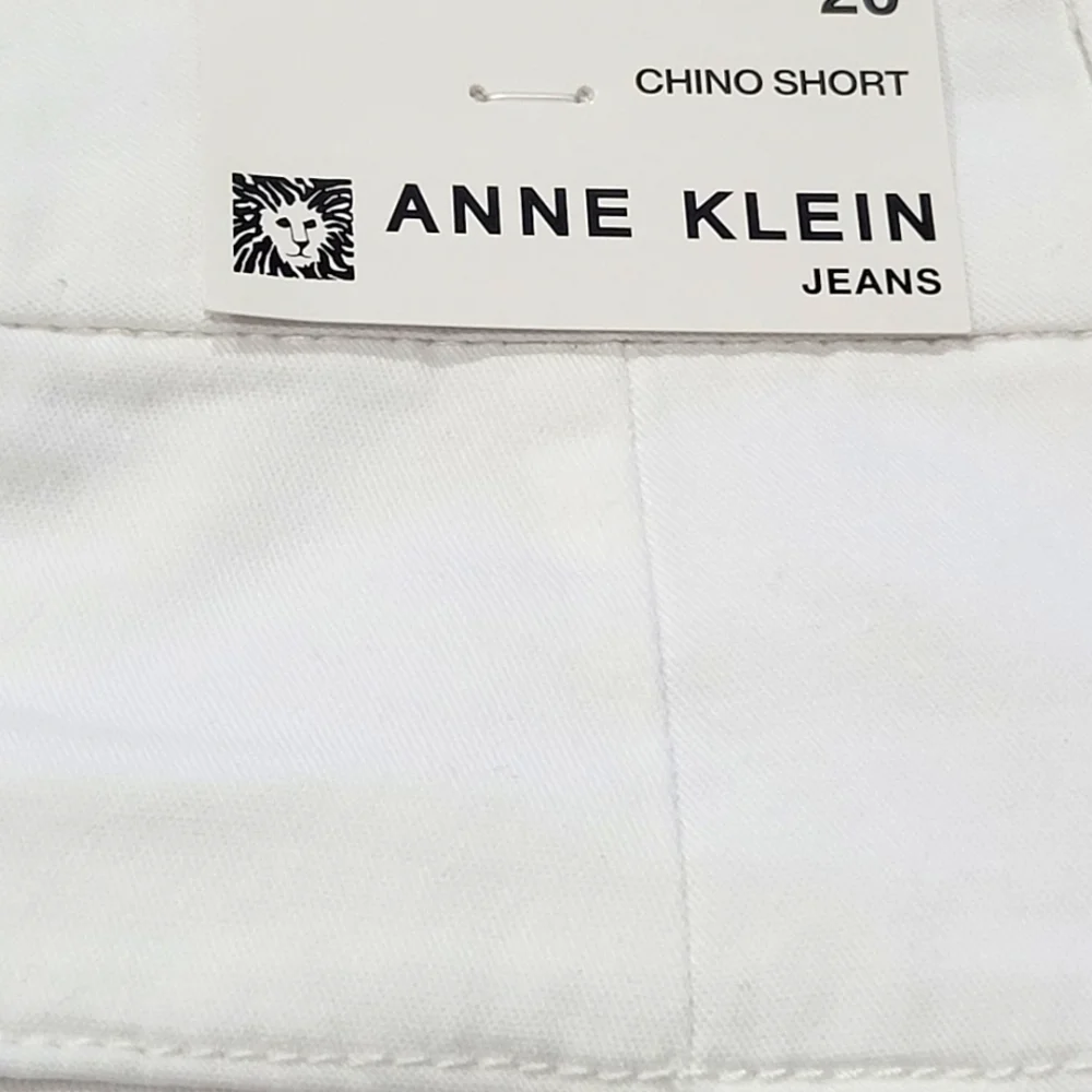 NWT Anne Klein Size 20 Cotton/Spandex Blend White Jean Chino Shorts with Pockets